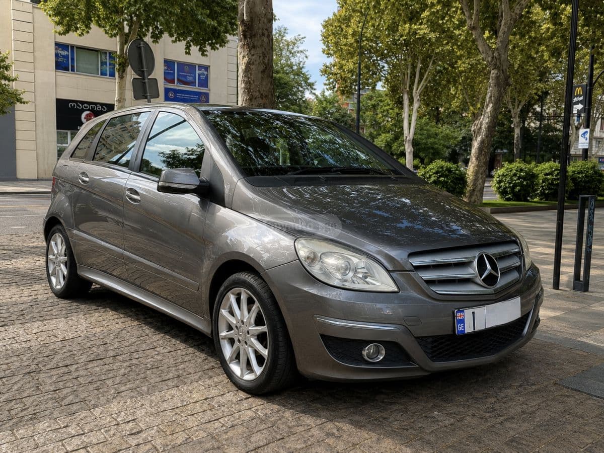 Mercedes-Benz B 180